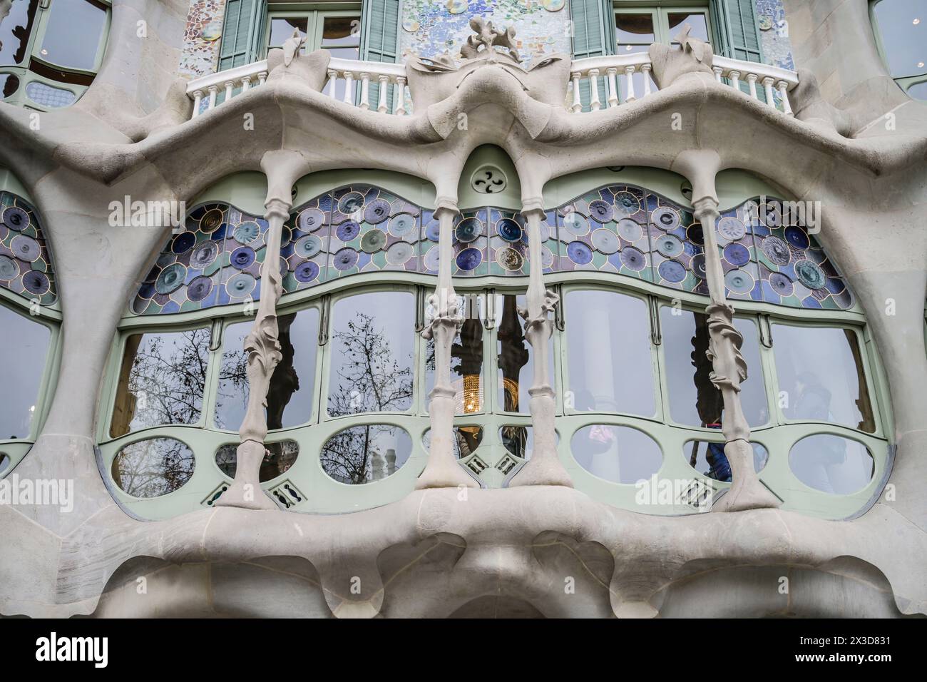 Fenster, Hauptsaal in der Beletage, Casa Batllo, Appartmenthaus von Antoni Gaudi, Passeig de Gracia, Barcelona, Katalonien, Spanien Stockfoto