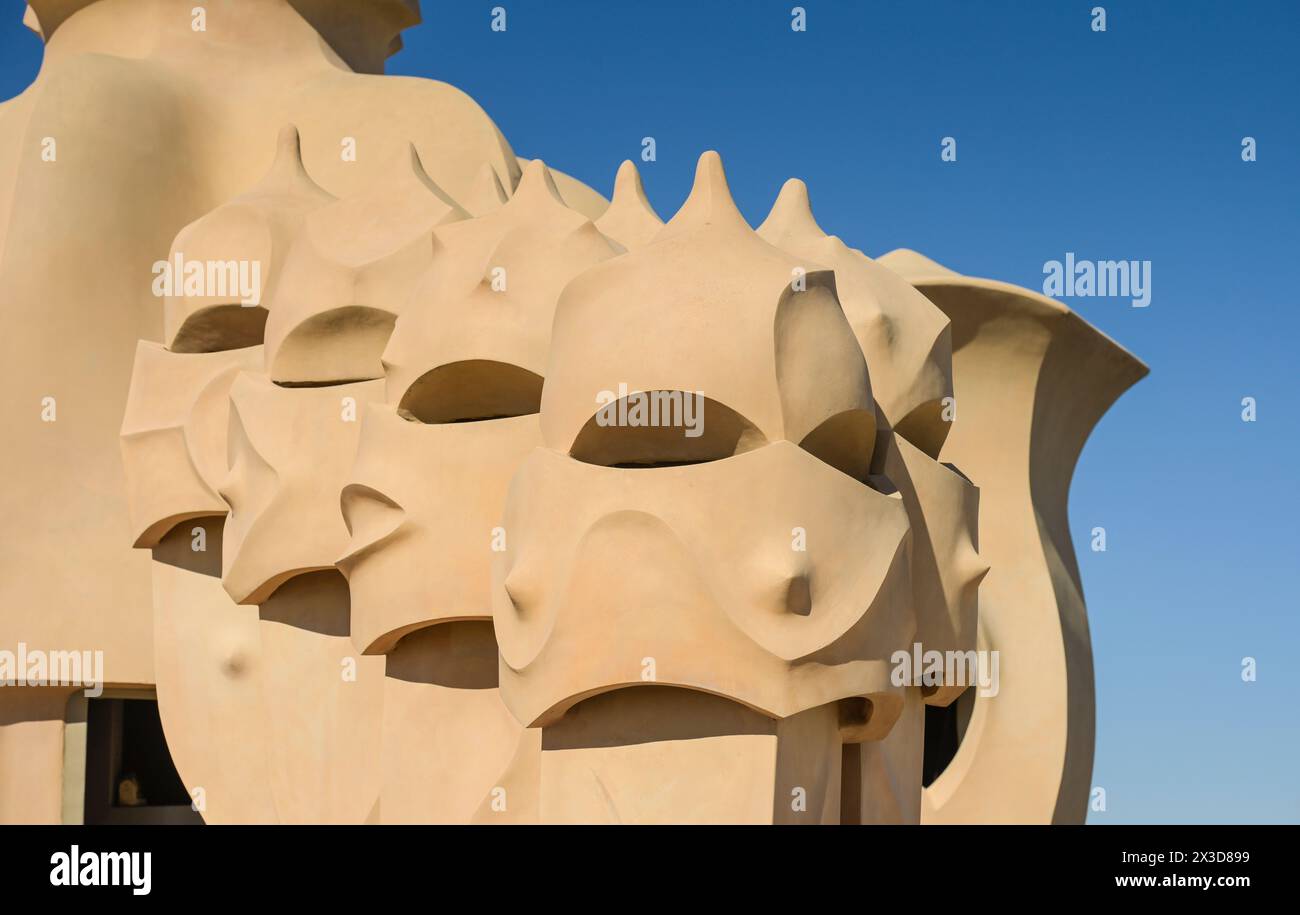 Dach mit Schornsteinen, La Pedrera, Casa Mila von Antoni Gaudi, Barcelona, Katalonien, Spanien Stockfoto