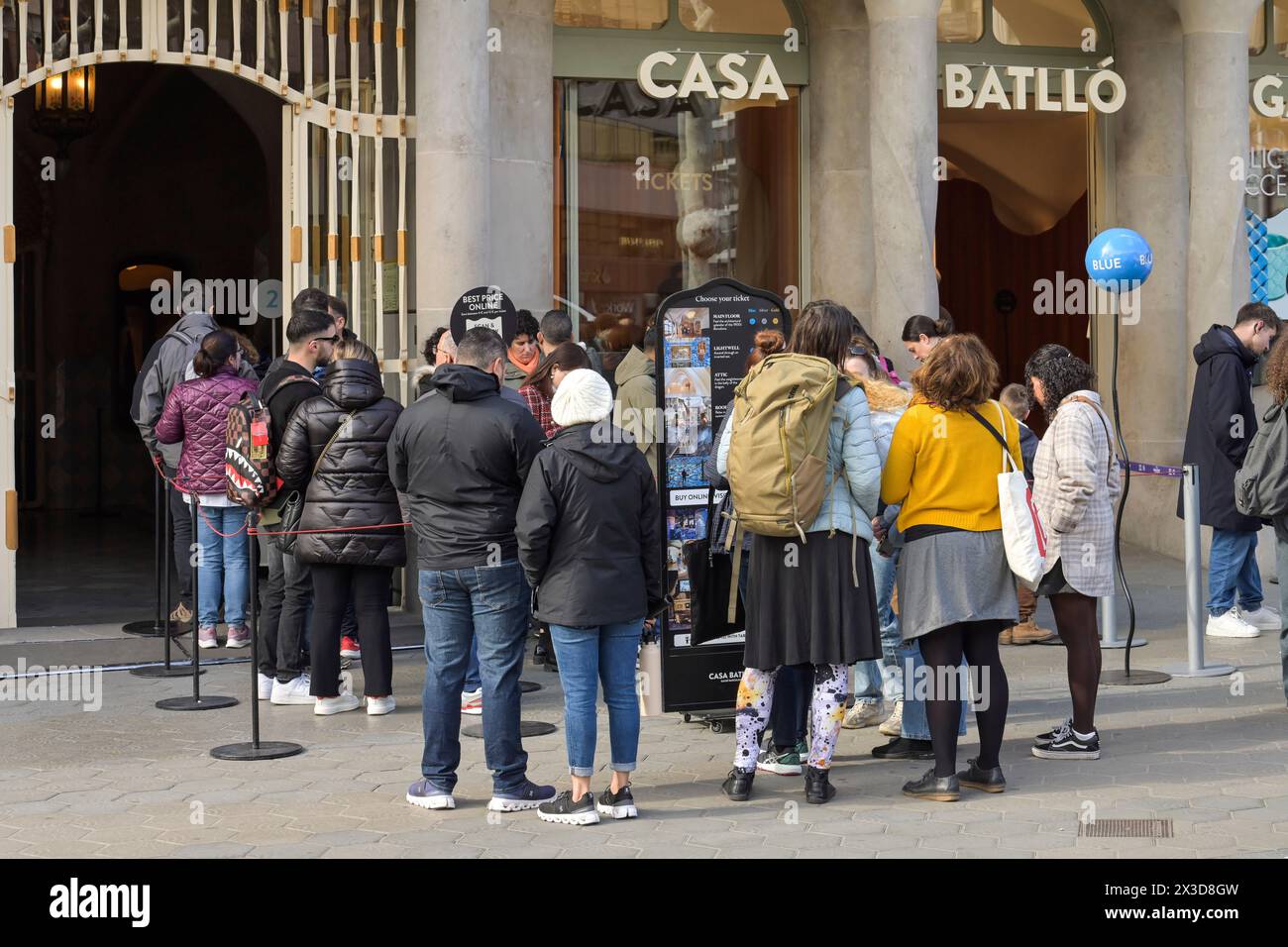 Touristen, Warteschlange, Casa Batllo, Appartmenthaus von Antoni Gaudi, Passeig de Gracia, Barcelona, Katalonien, Spanien Stockfoto