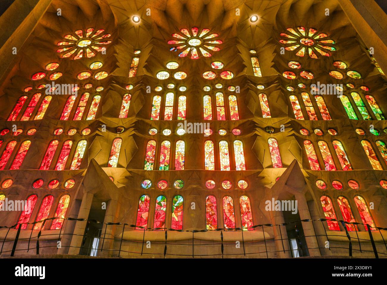 Bunte Bleiglasfenster im Seitenschiff, Sagrada Familia, Basilika von Antoni Gaudi, Barcelona, Katalonien, Spanien Stockfoto