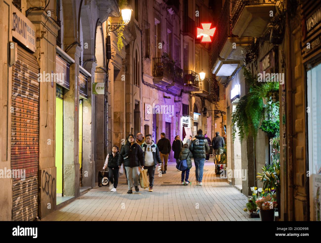 Menschen, abendlicher Bummel durch die Altstadt, Barcelona, Katalonien, Spanien Stockfoto