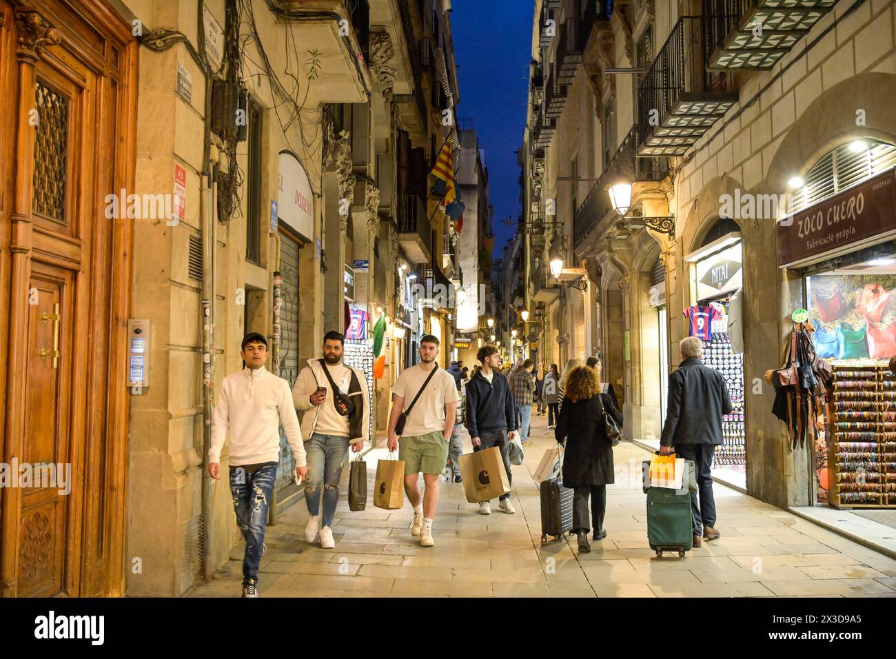 Menschen, abendlicher Bummel durch die Altstadt, Carrer de Boqueria, Barcelona, Katalonien, Spanien Stockfoto
