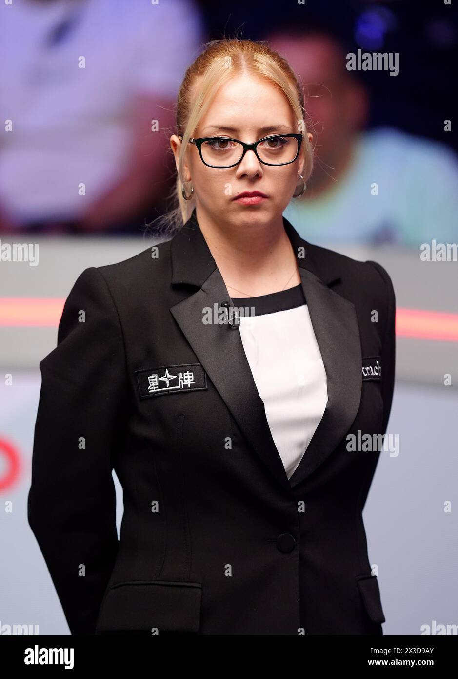 Schiedsrichter Desislava Bozhilova am siebten Tag der Cazoo World Snooker Championship 2024 im Crucible Theatre in Sheffield. Bilddatum: Freitag, 26. April 2024. Stockfoto