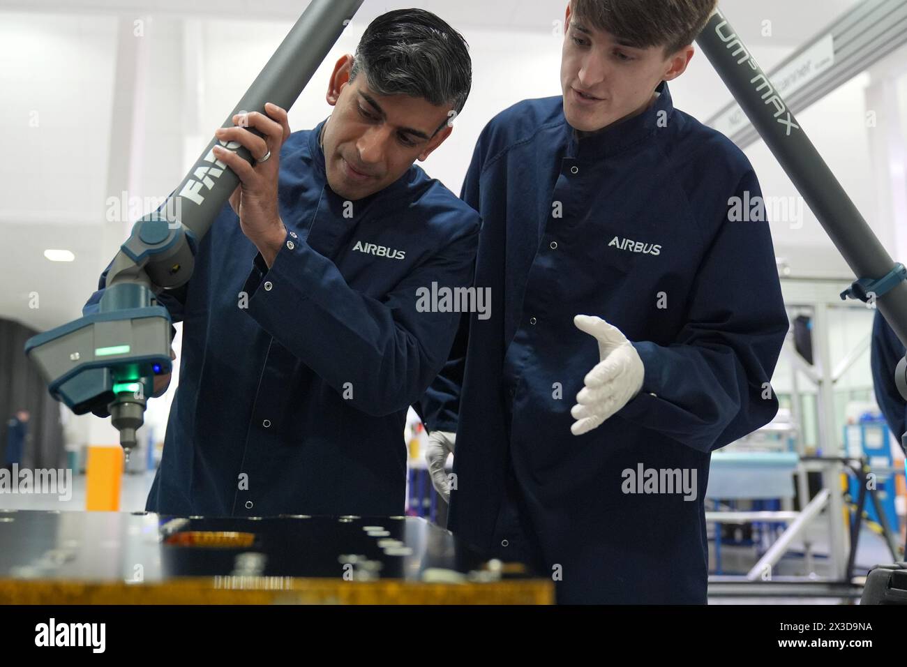 Premierminister Rishi Sunak mit Maschinen während eines Besuchs in der Airbus-Fabrik in Stevenage, Hertfordshire. Bilddatum: Freitag, 26. April 2024. Stockfoto