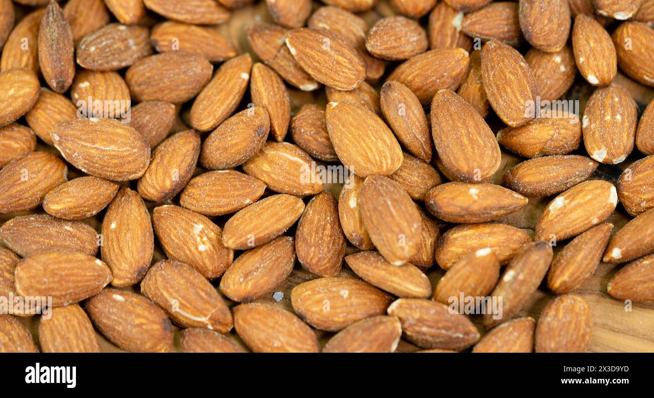 Mandel (Prunus dulcis, Prunus amygdalus, Amygdalus communis, Amygdalus dulcis), gesalzene Mandeln Stockfoto