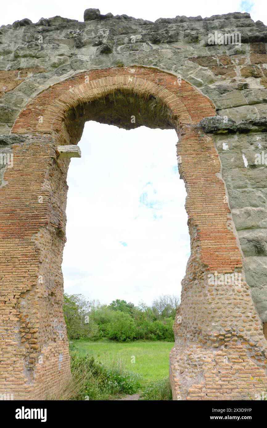 Park der Aquadukte - ROM - Parco degli Acquedotti - der Claudische Aquadukt, der 38 von Caligula begonnen und 52 unter Claudius fertiggestellt wurde. Stockfoto