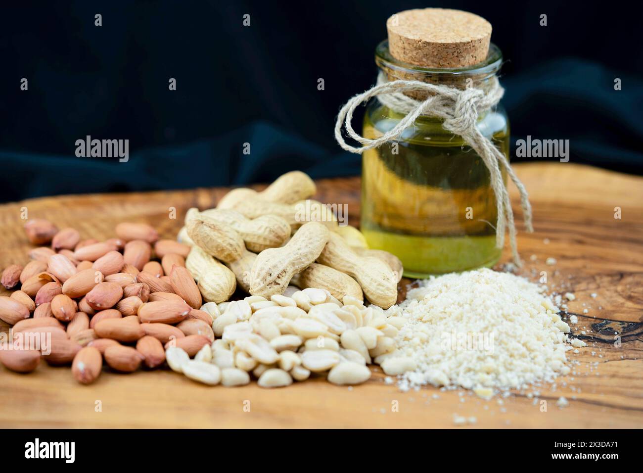 Erdnuss, Erdnuss (Arachis hypogaea), Erdnüsse mit und ohne Schale, geschält und gehackt, Öl, Zutaten für Erdnussbutter Stockfoto