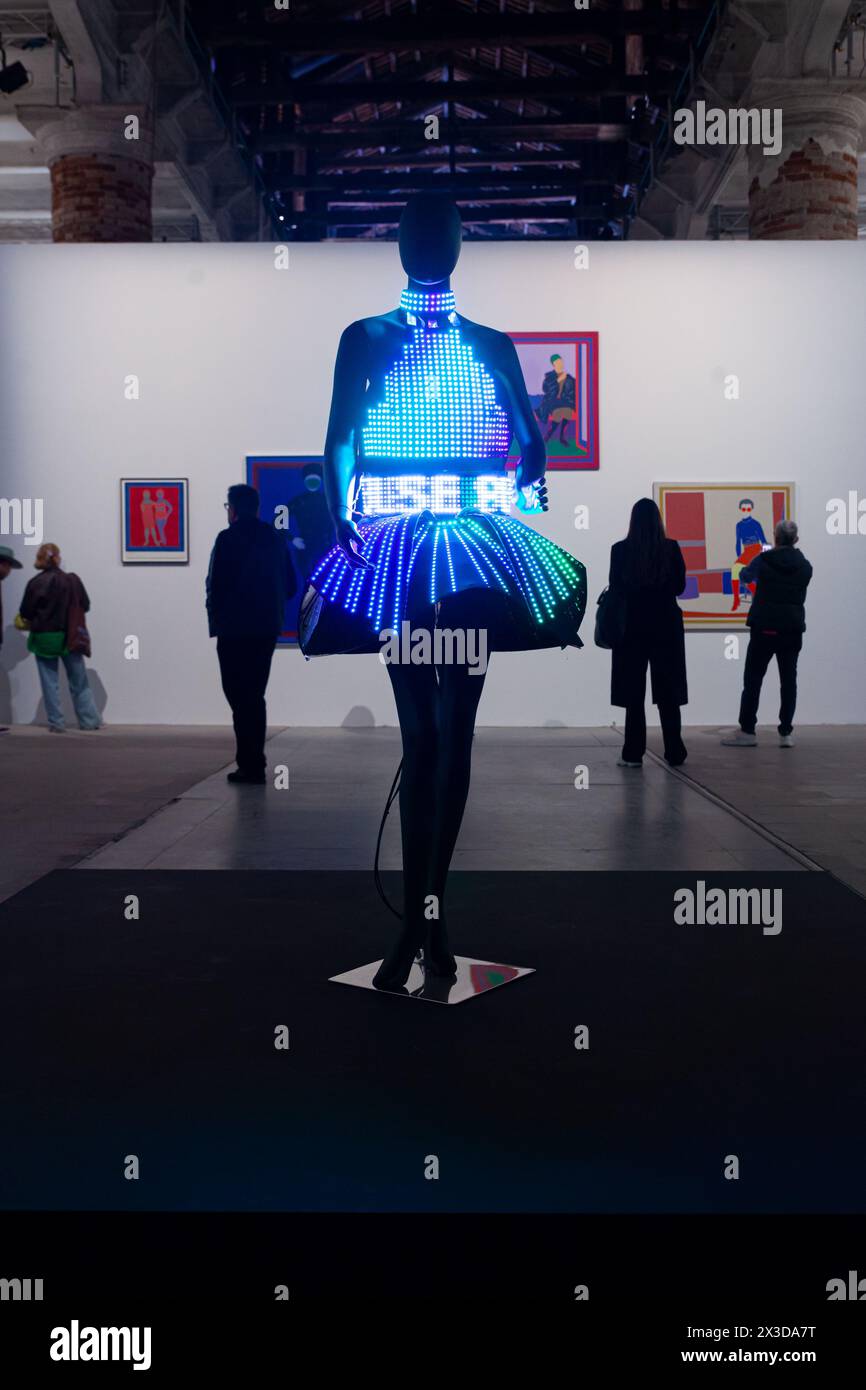 Venedig, Italien - 17. April 2024: Installation Welpen Welpen von Electric Dress (Atsuko Tanaka auf dem Arsenale während der 60. Internationalen AR exponiert Stockfoto