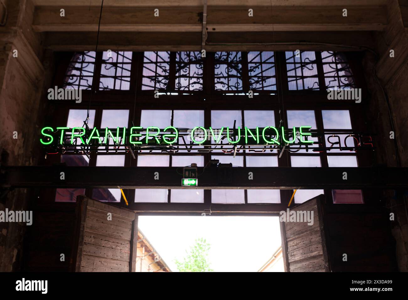 Venedig, Italien - 18. April 2024: Installation von Claire Fontaine mit dem Titel „Foreigners Everywhere/Stranieri Ovunque“ am Eingang des Arsenale für die Stockfoto