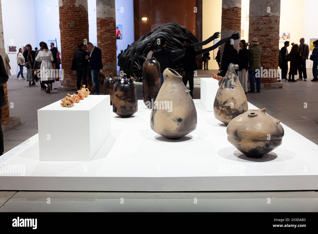 Venedig, Italien - 17. April 2024: Keramikskulpturen von Julia Isidrez im Arsenale während der 60. Internationalen Kunstausstellung von Venice bie ausgestellt Stockfoto