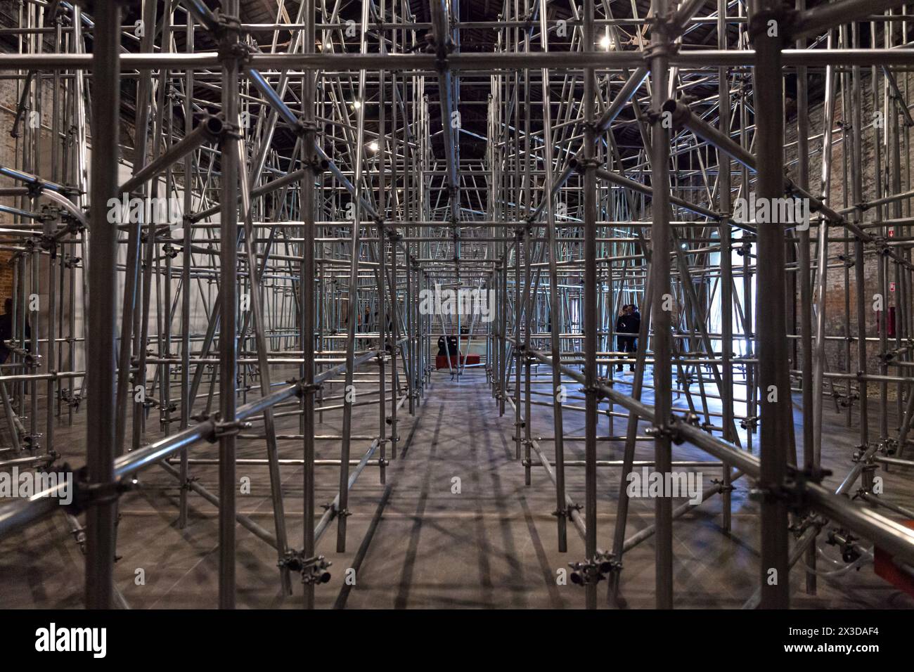 Venedig, Italien - 18. April 2024: Installation von Massimo Bartolini mit dem Titel Due qui / to Hear at the Italian Pavilion at the Arsenale während des 60. In Stockfoto