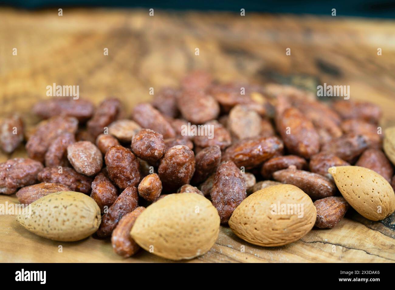 Mandeln (Prunus dulcis, Prunus amygdalus, Amygdalus communis, Amygdalus dulcis), geröstete Mandeln mit Schale Stockfoto