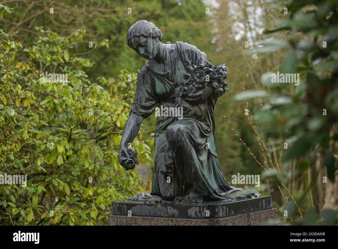 Frauenfigur aus Bronze, Trauerfigur, Symbolfoto für den Tod, Nordfriedhof, Wiesbaden, Hessen, Deutschland Stockfoto