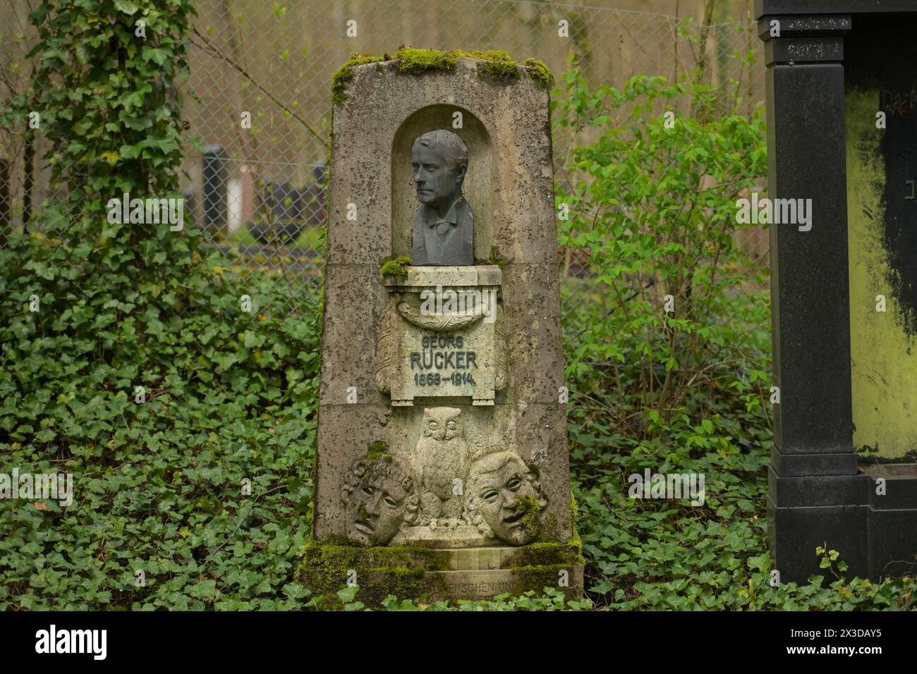 Grab mit Büste, Georg Rücker, Nordfriedhof, Wiesbaden, Hessen, Deutschland Stockfoto