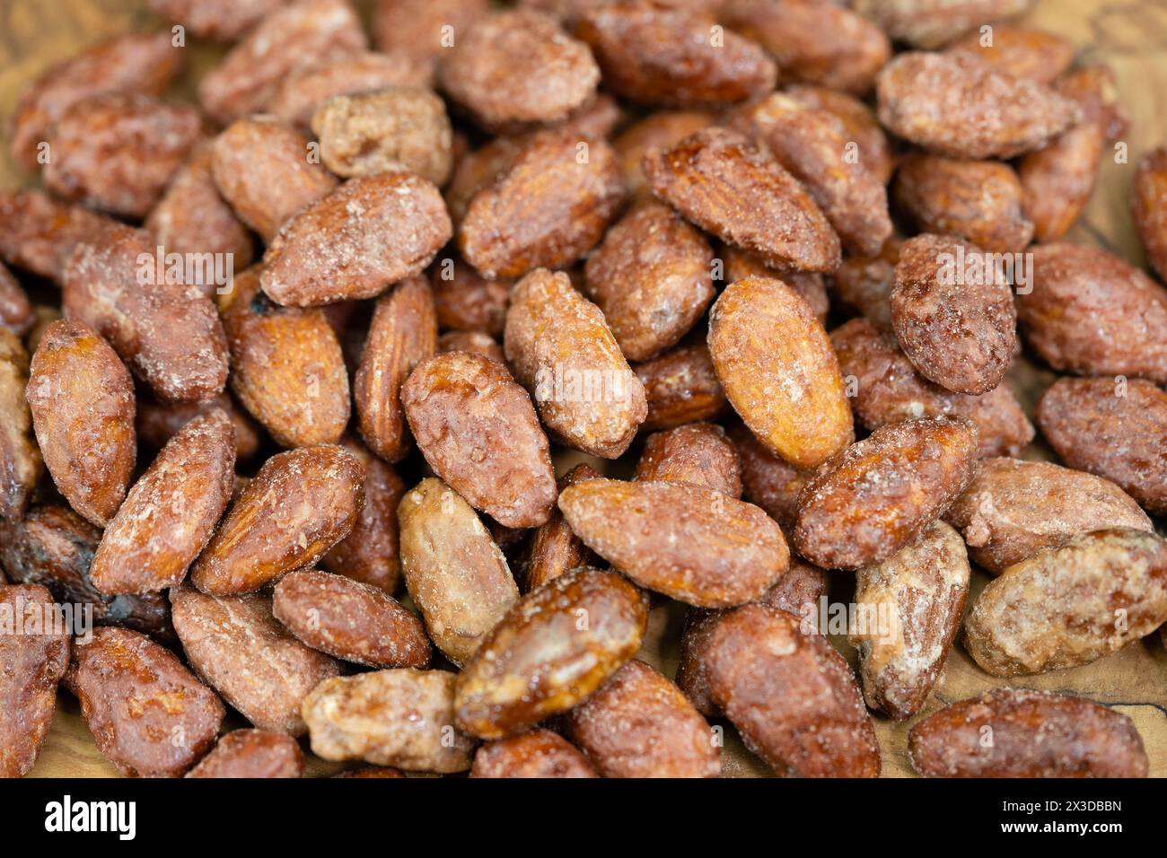 Mandel (Prunus dulcis, Prunus amygdalus, Amygdalus communis, Amygdalus dulcis), verbrannte Mandeln Stockfoto