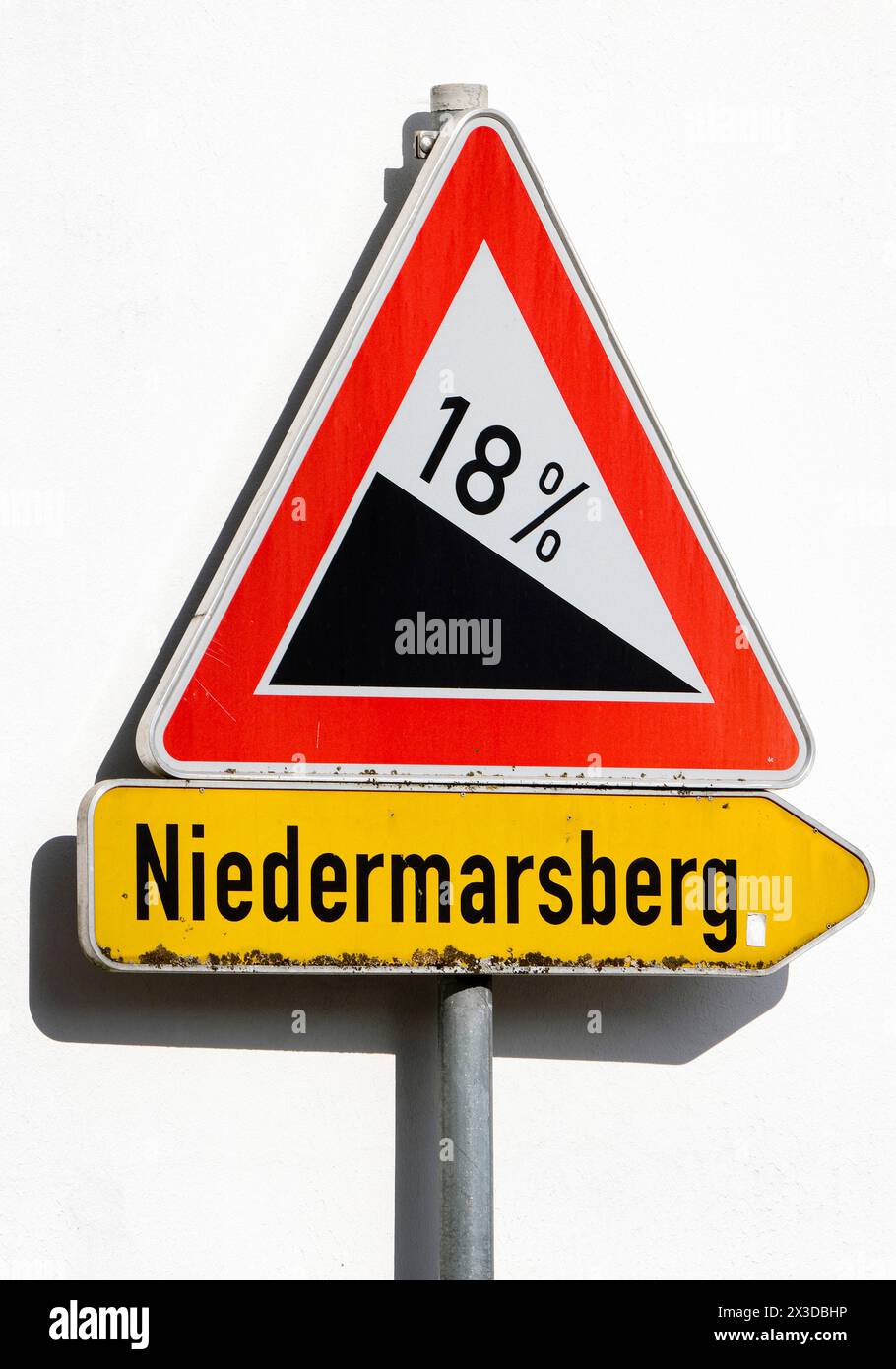 Verkehrsschilder, 18 Prozent steil abwärts von Obermarsberg nach Niedermarsberg, Deutschland, Nordrhein-Westfalen, Sauerland, Marsberg Stockfoto