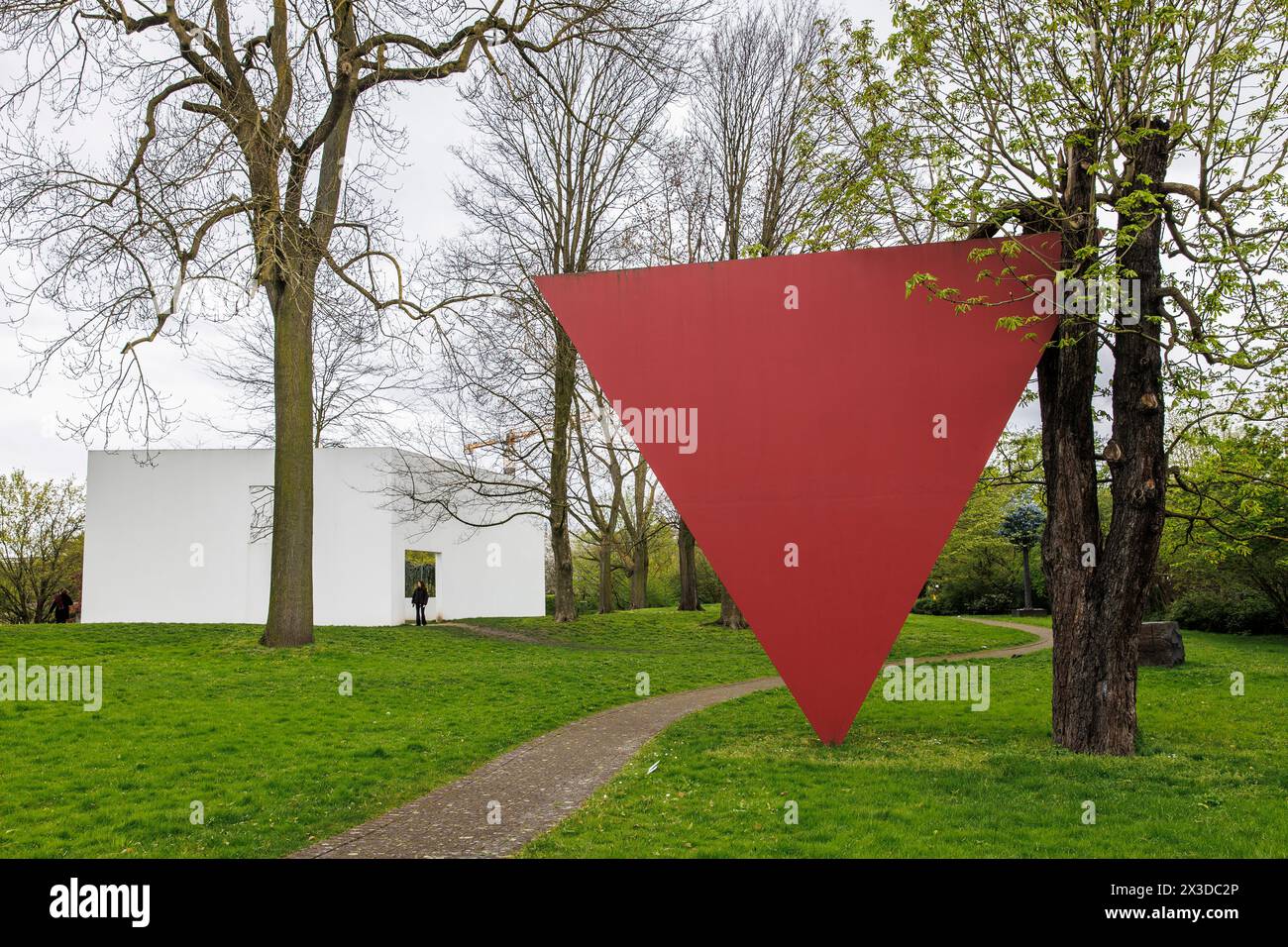 Der Skulpturenpark, die Gartengalerie von Sou Funimoto, 2011 und eine Stahlskulptur von Mauro Staccioli, 1999, Köln. Der SK Stockfoto