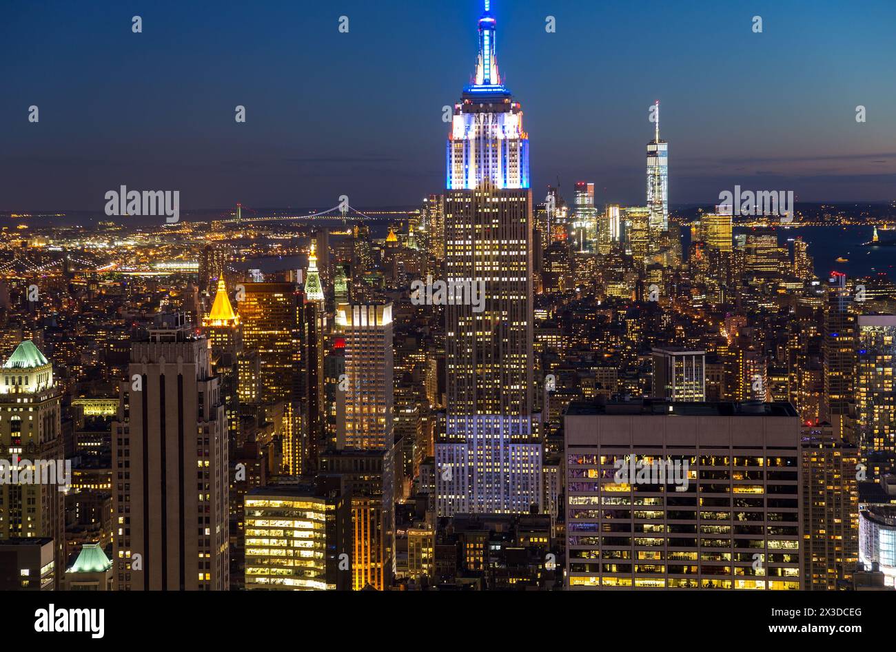 Blick auf die Skyline des Empire State Building in New York bei Dämmerung, Manhattan, New York, USA Stockfoto