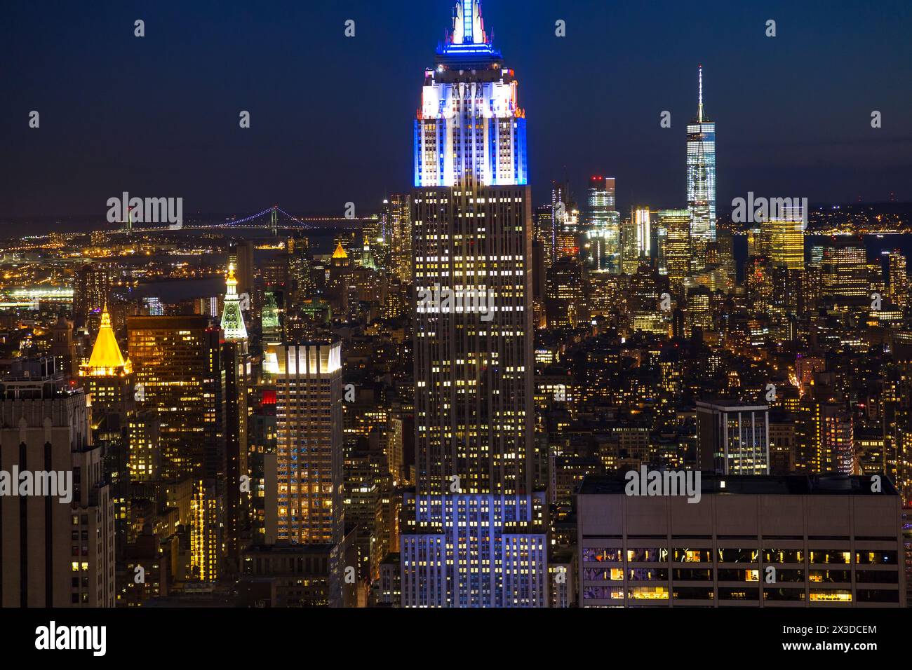 Blick auf die Skyline des Empire State Building in New York bei Dämmerung, Manhattan, New York, USA Stockfoto