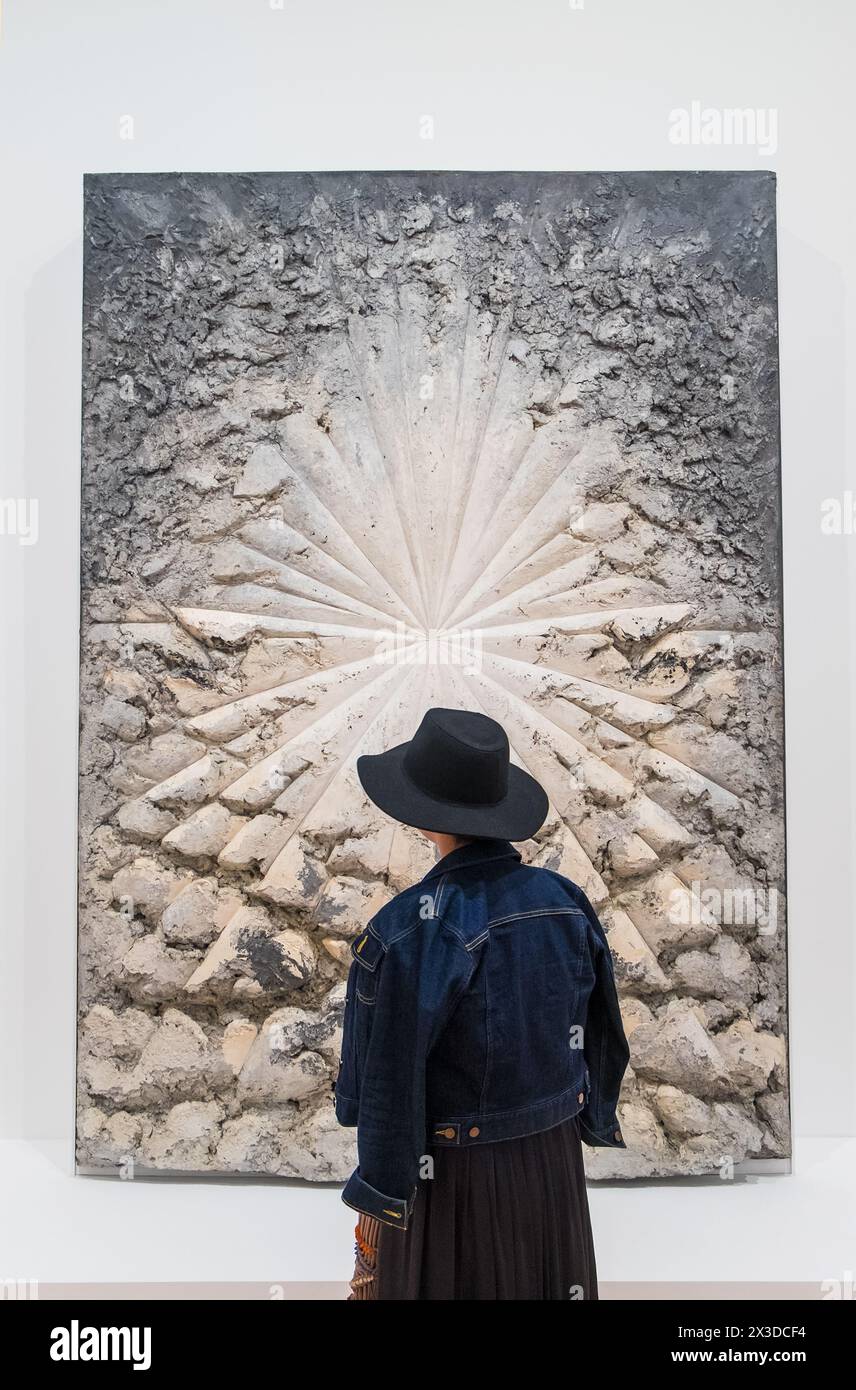 Frau, die moderne Kunst im Whitney Museum of American Art, Manhattan, New York, USA, bewundert Stockfoto