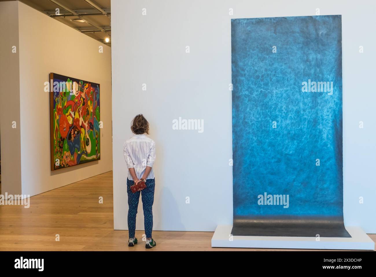 Frau, die moderne Kunst bewundert, im Whitney Museum of American Art, Manhattan, New York, U.SA Stockfoto