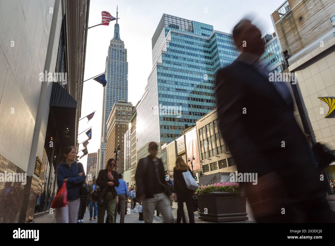 Pendler und Shopper im geschäftigen Zentrum von Manhattan, New York, USA, Amerika Stockfoto