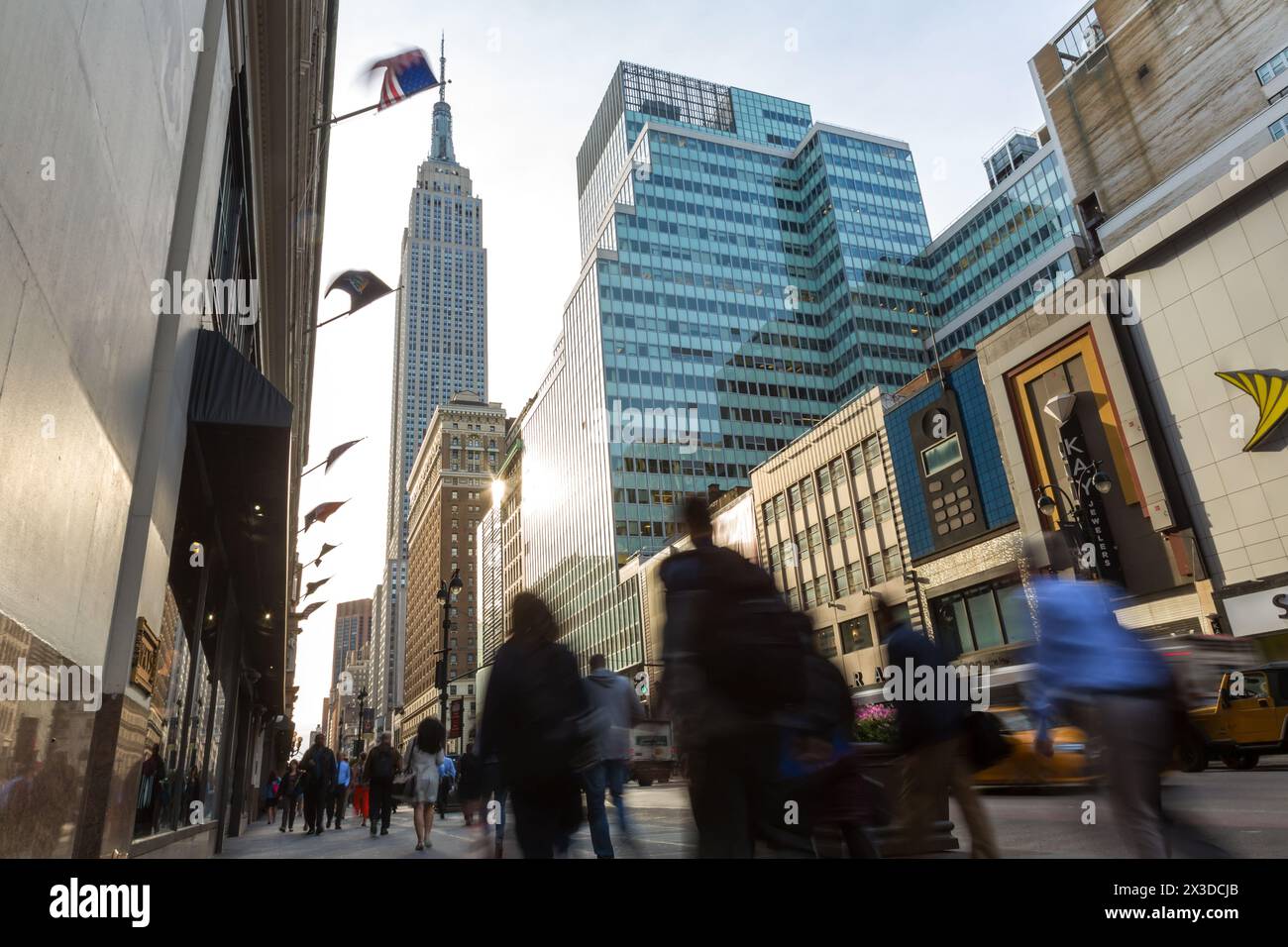 Pendler und Shopper im geschäftigen Zentrum von Manhattan, New York, USA, Amerika Stockfoto