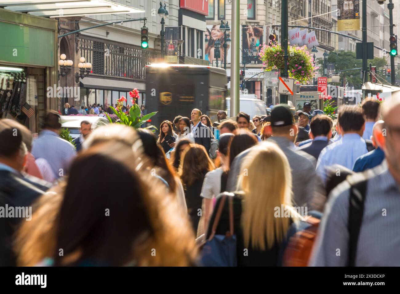 Pendler und Shopper im geschäftigen Zentrum von Manhattan, New York, USA, Amerika Stockfoto