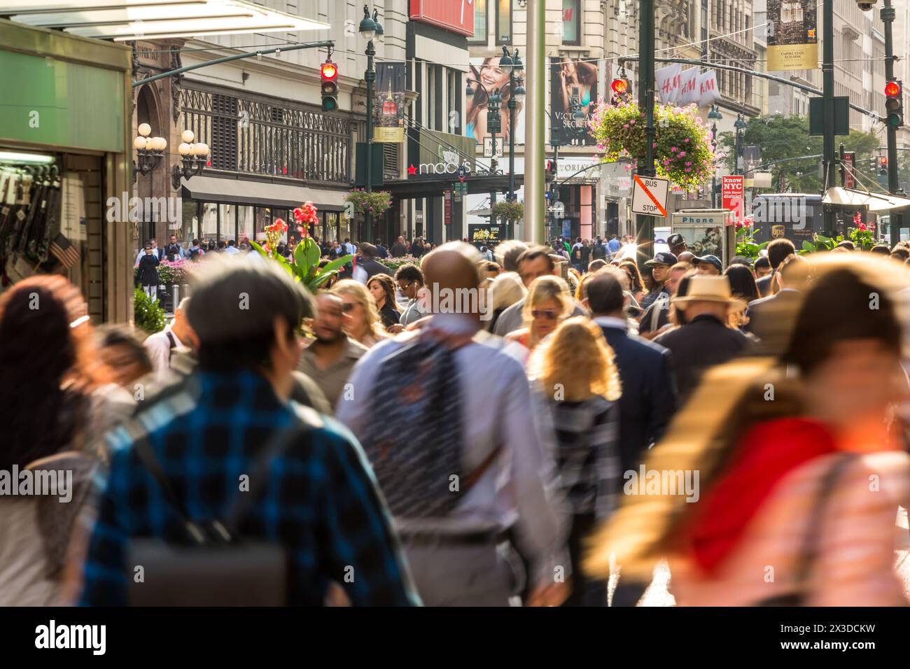 Pendler und Shopper im geschäftigen Zentrum von Manhattan, New York, USA, Amerika Stockfoto