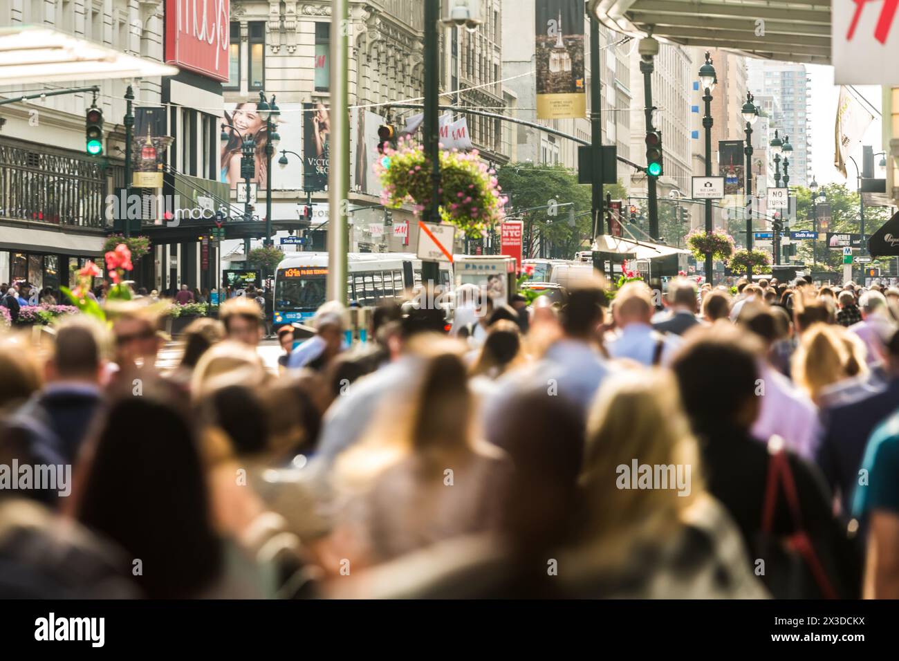 Pendler und Shopper im geschäftigen Zentrum von Manhattan, New York, USA, Amerika Stockfoto