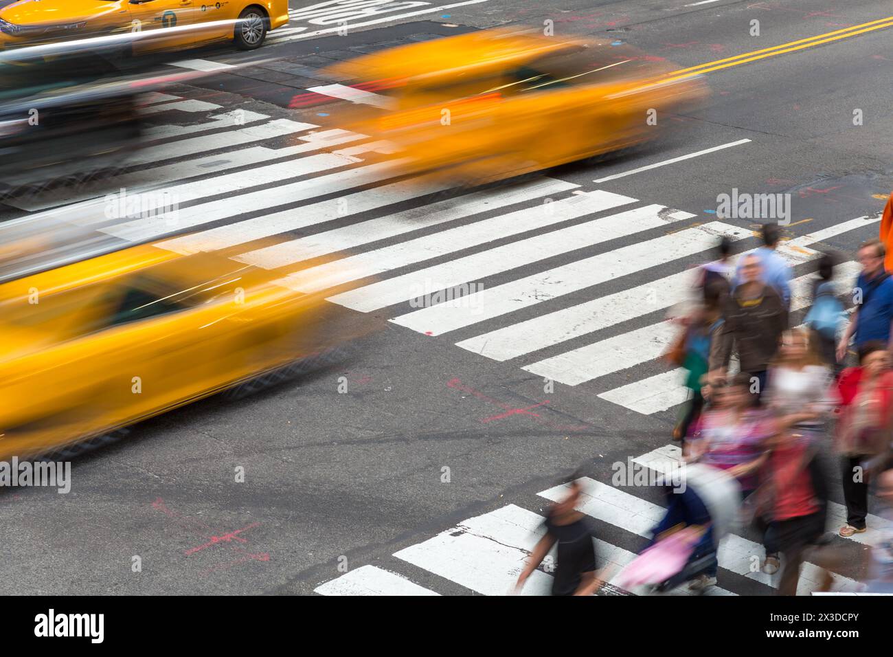 Fußgänger und gelbe Taxis an der Fußgängerüberquerung, Central Manhattan, New York, USA Stockfoto