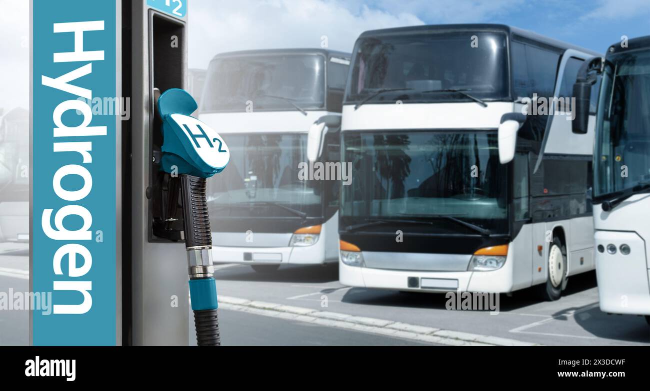 Touristenbus auf Wasserstoffkraftstoff mit H2-Tankstelle auf einem Hintergrund von grünem Feld und blauem Himmel. Stockfoto