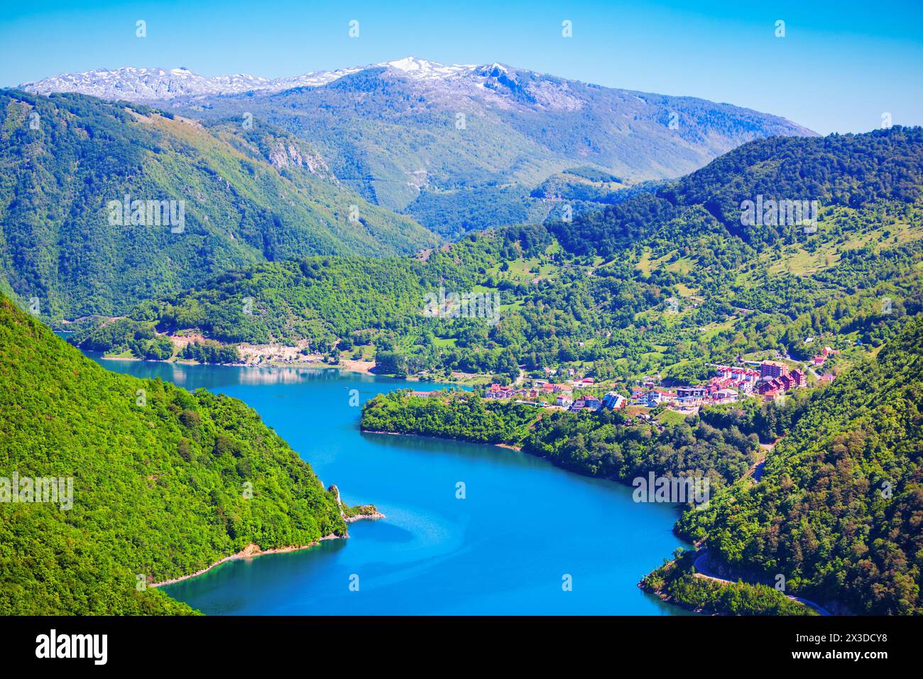 Der Piva-See oder Pivsko jezero ist ein Stausee in der Nähe von Pluzine Stadt im Durmitor Nationalpark in Montenegro Stockfoto