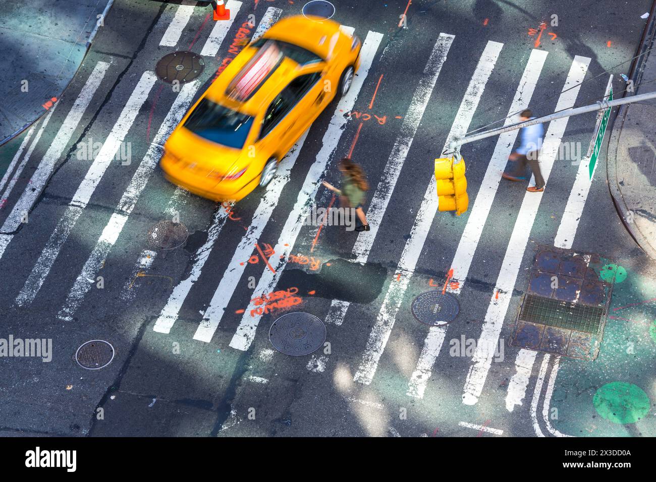 Blick aus der Vogelperspektive auf das gelbe Taxi und die Fußgängerüberquerung, Central Manhattan, New York, USA Stockfoto