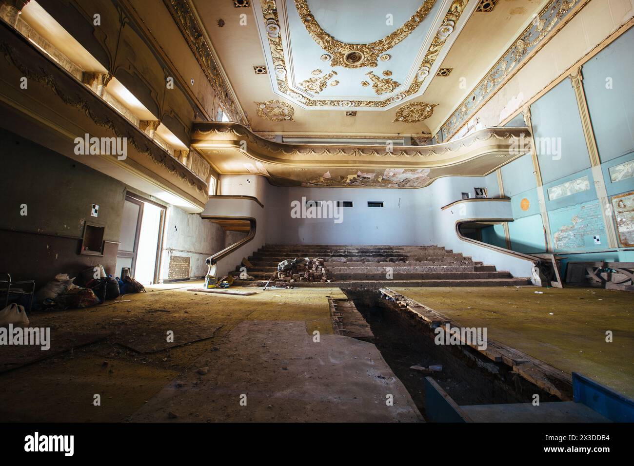 Großer dunkler Saal eines alten verlassenen Kinos. Stockfoto