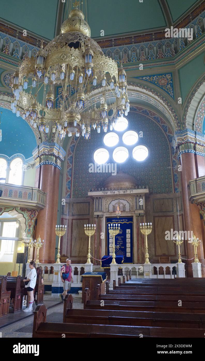 Bulgarien, Sofia; 24. September 2023, Menschen in der Synagoge - EDITORIAL Stockfoto