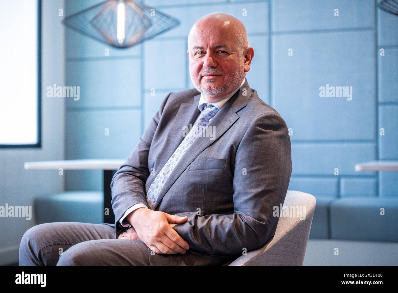 UCB Senior Vice President Jacques Marbehant posiert für den Fotografen bei der Einweihung des neuen Biomanufacturing Operations Center am Standort Braine l'Alleud des biopharmazeutischen Unternehmens UCB in Braine-L'alleud, Freitag, den 26. April 2024. BELGA FOTO LAURIE DIEFFEMBACQ Credit: Belga News Agency/Alamy Live News Stockfoto