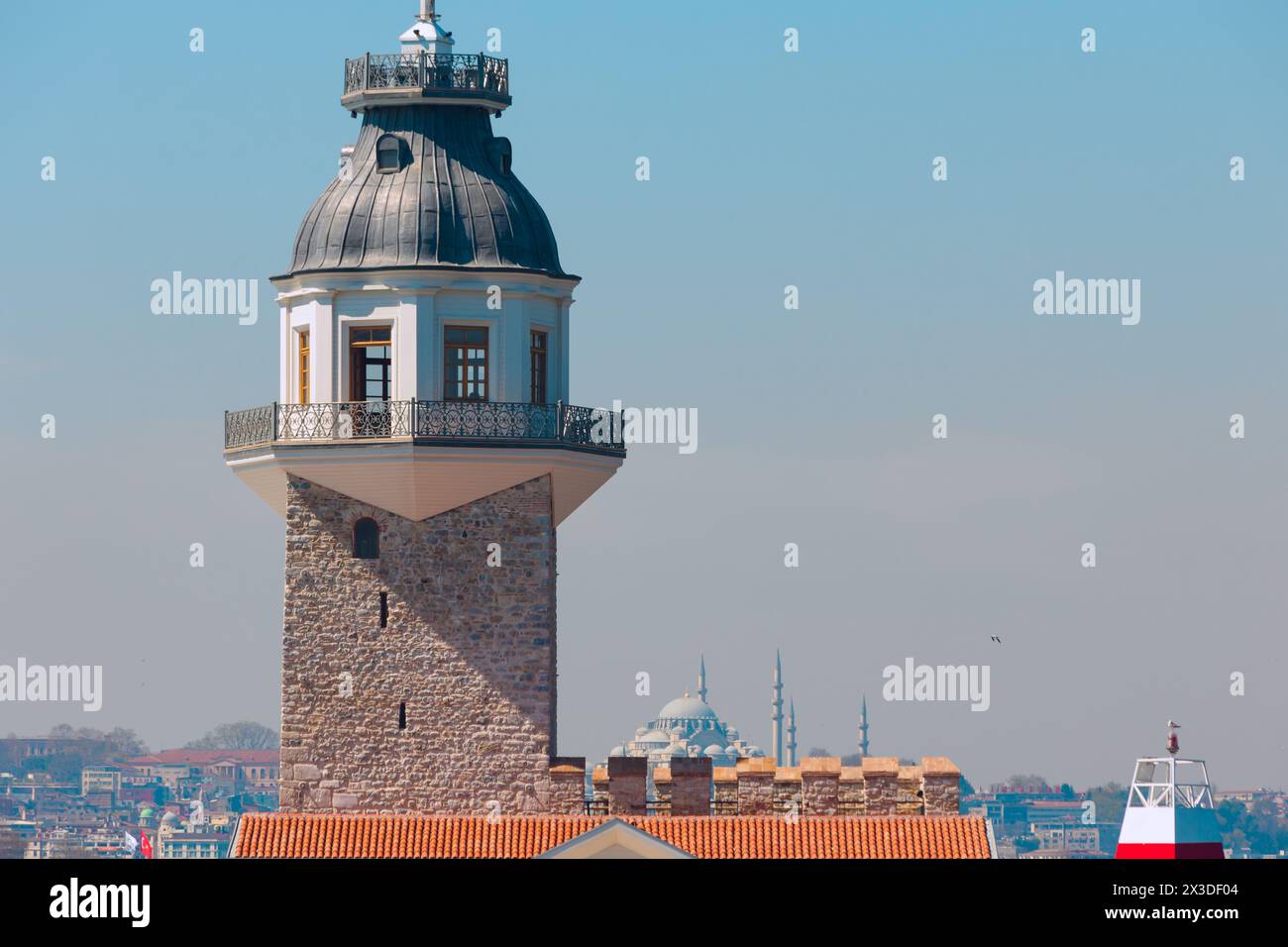 Mädchenturm und Suleymaniye-Moschee. Besuchen Sie Istanbul Hintergrundfoto. Stockfoto