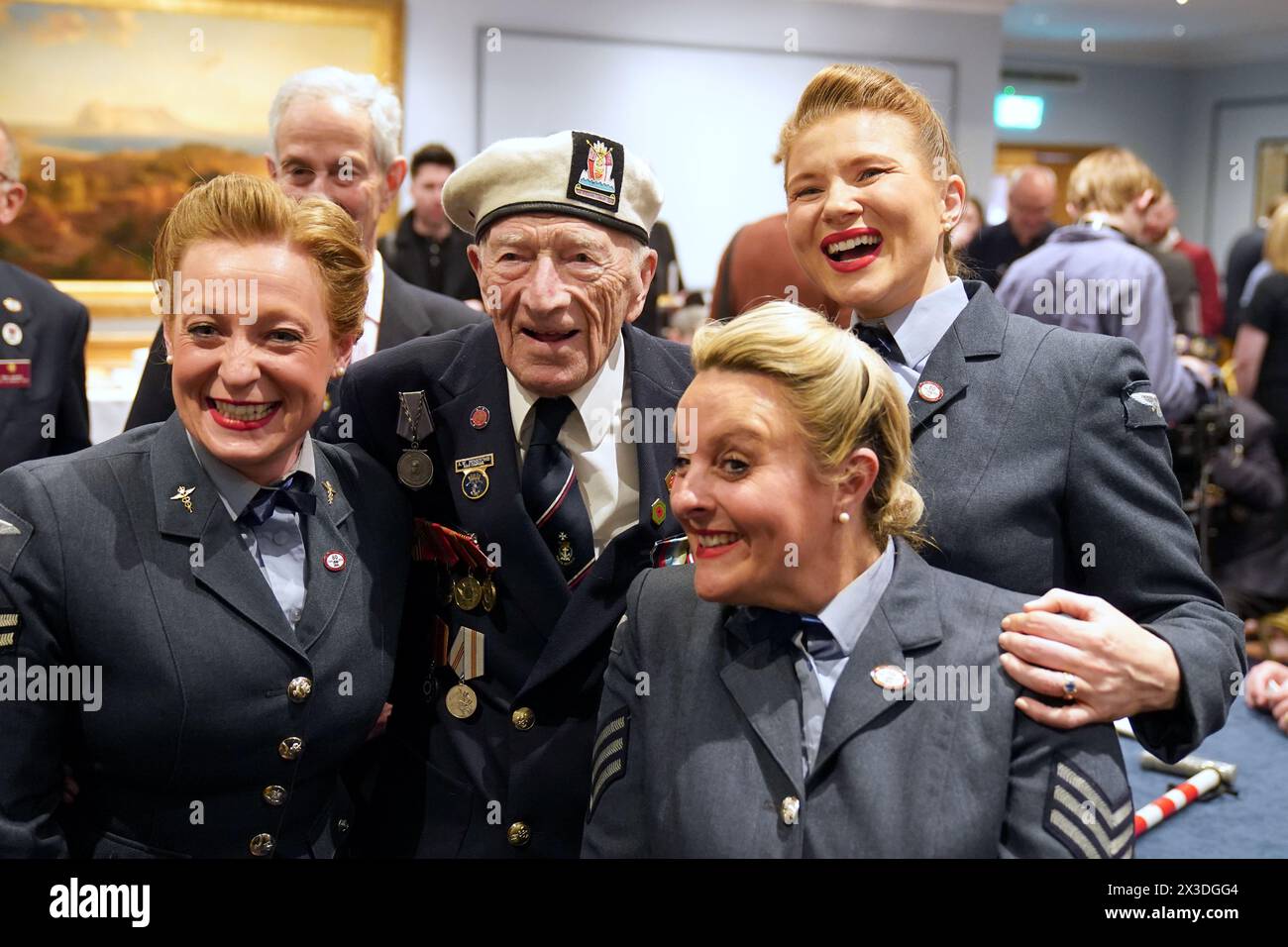 Der 98-jährige D-Day-Veteran Alec Penstone, der bei der Royal Navy diente, trifft die D-Day Darlings bei der vom Spirit of Normandy Trust in Zusammenarbeit mit dem British Normandy Memorial im Union Jack Club in London organisierten D-Day 80. Die Veranstaltung ist eine der größten Vereinigungen von D-Day- und Normandie-Veteranen seit vielen Jahren und bringt einige der letzten verbliebenen Mitglieder der sogenannten „The Greatest Generation“ zusammen. Bilddatum: Freitag, 26. April 2024. Stockfoto