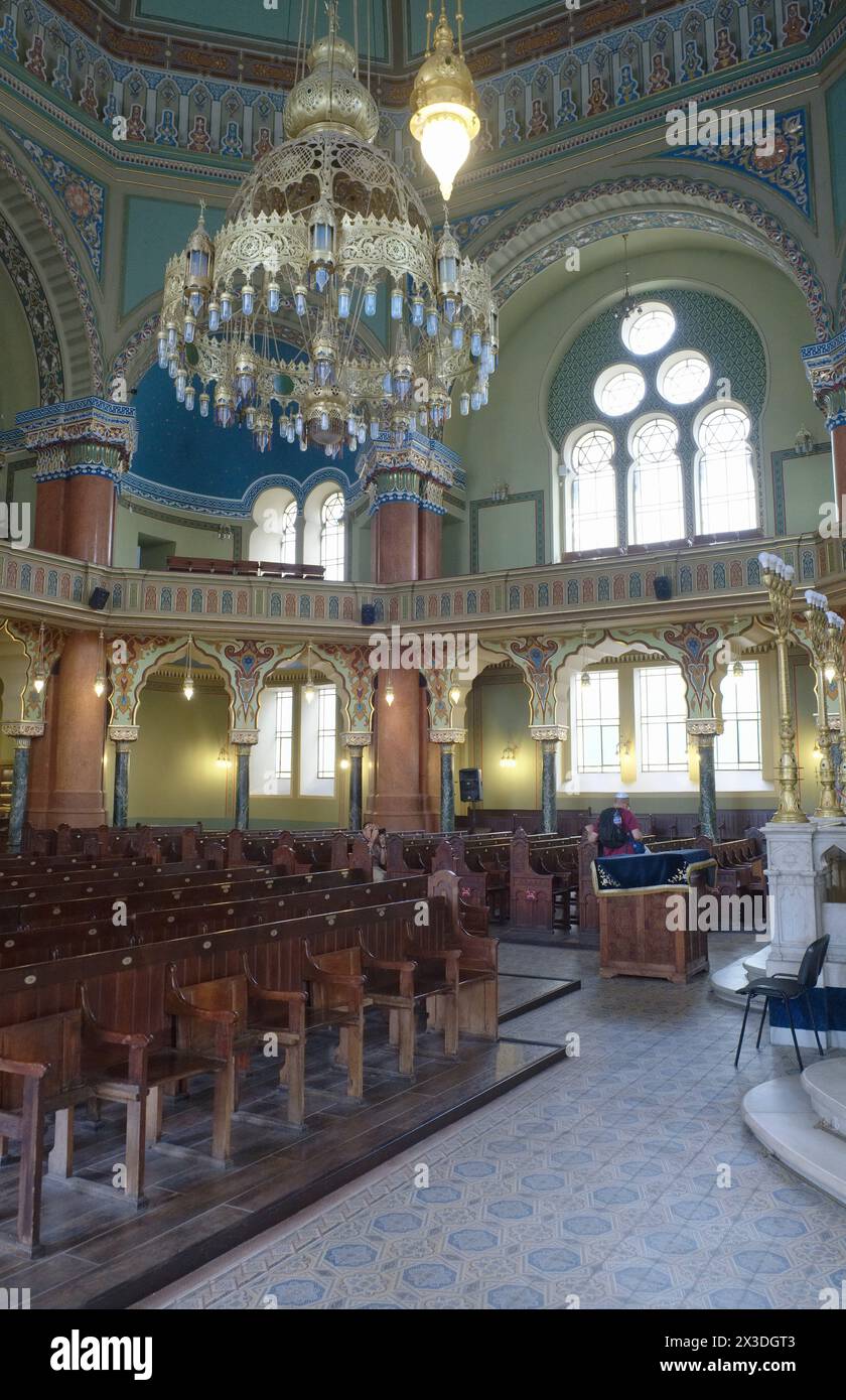 Bulgarien, Sofia; Menschen in der Synagoge Stockfoto