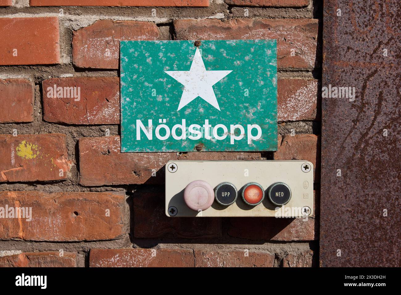 Nödstopp (Schwedisch: „Not-aus“)-Schild und kleine Tastenfelder Stockfoto