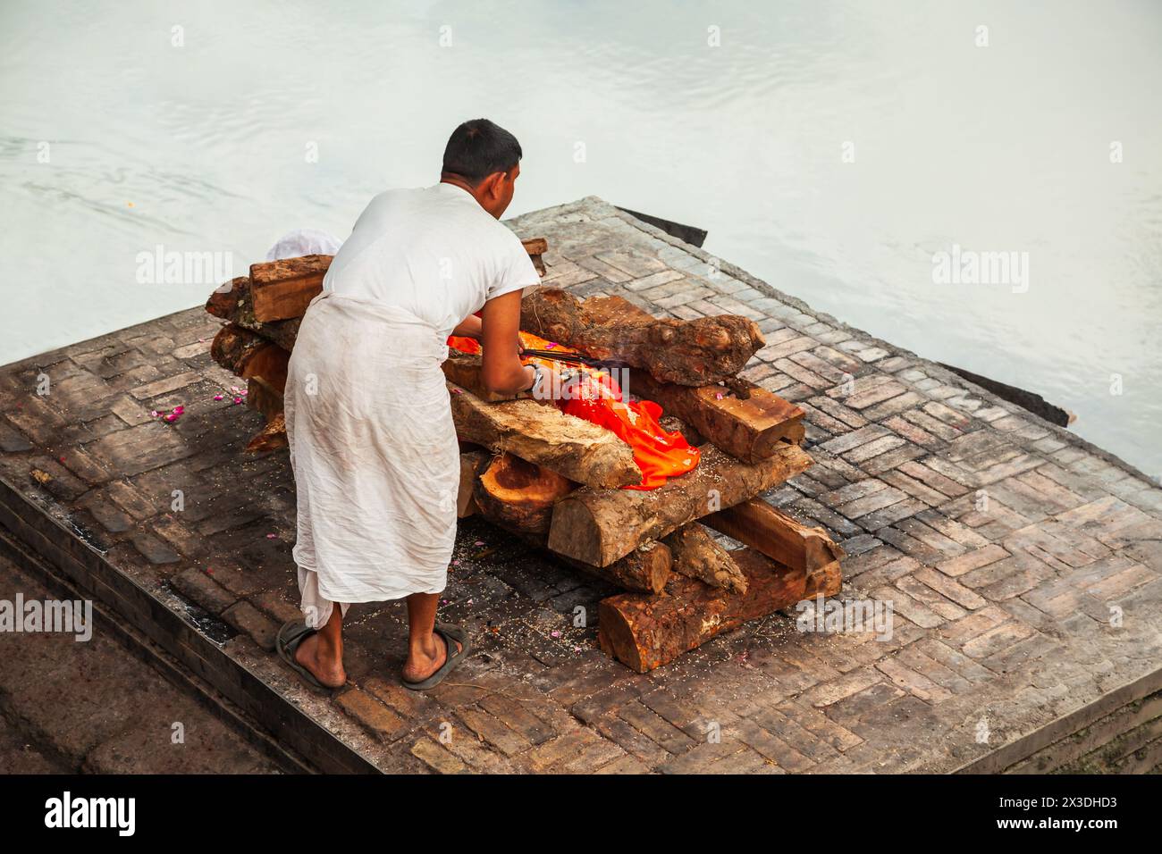 Hinduistische Feuerbestattung Ritual an den Bagmati Fluss Ghats in der Nähe der Pashupatinath Tempelkomplex in Kathmandu Stadt in Nepal Stockfoto