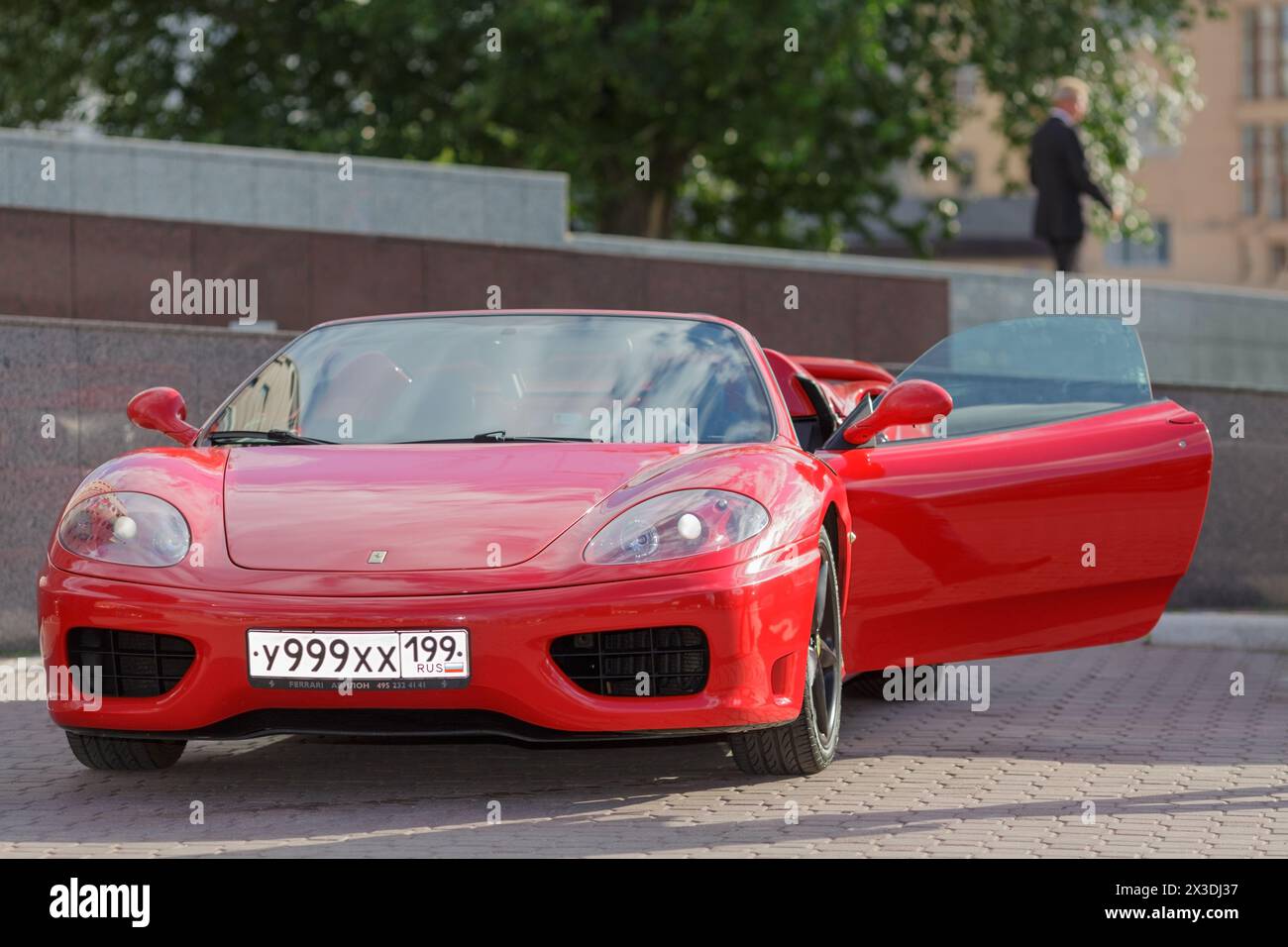 MOSKAU, RUSSLAND - 22. Juni 2016: Ferrari 360 Spider parkt auf der Seitenstraße. Stockfoto