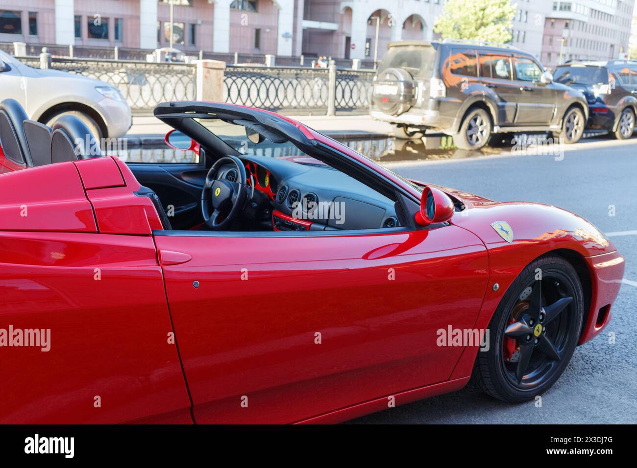 MOSKAU, RUSSLAND - 22. Juni 2016: Luxuriöser roter Roadster, Ferrari 360 Spider, auf der Stadtstraße Stockfoto