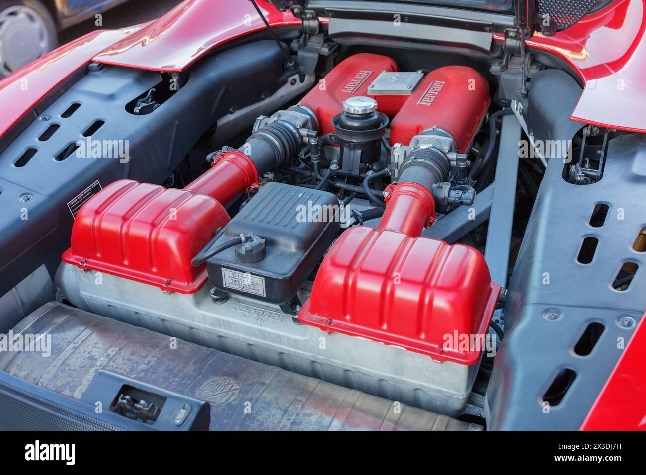 MOSKAU, RUSSLAND - 22. Juni 2016: Roter Roadster mit Luxusmotor, Ferrari 360 Spider, Look mit weichem Stoßfänger, Fragment Stockfoto