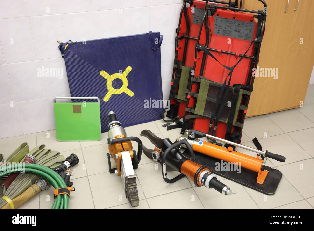 Feuerlöschwerkzeuge und -Ausrüstung, hydraulisches Rettungswerkzeug, Set für den Transport von Verletzten Stockfoto