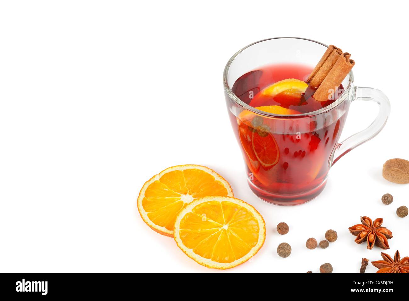 Glühwein mit Orange, Zimtstangen, Anis isoliert auf weißem Hintergrund. Flache Lagen. Freier Platz für Text. Stockfoto