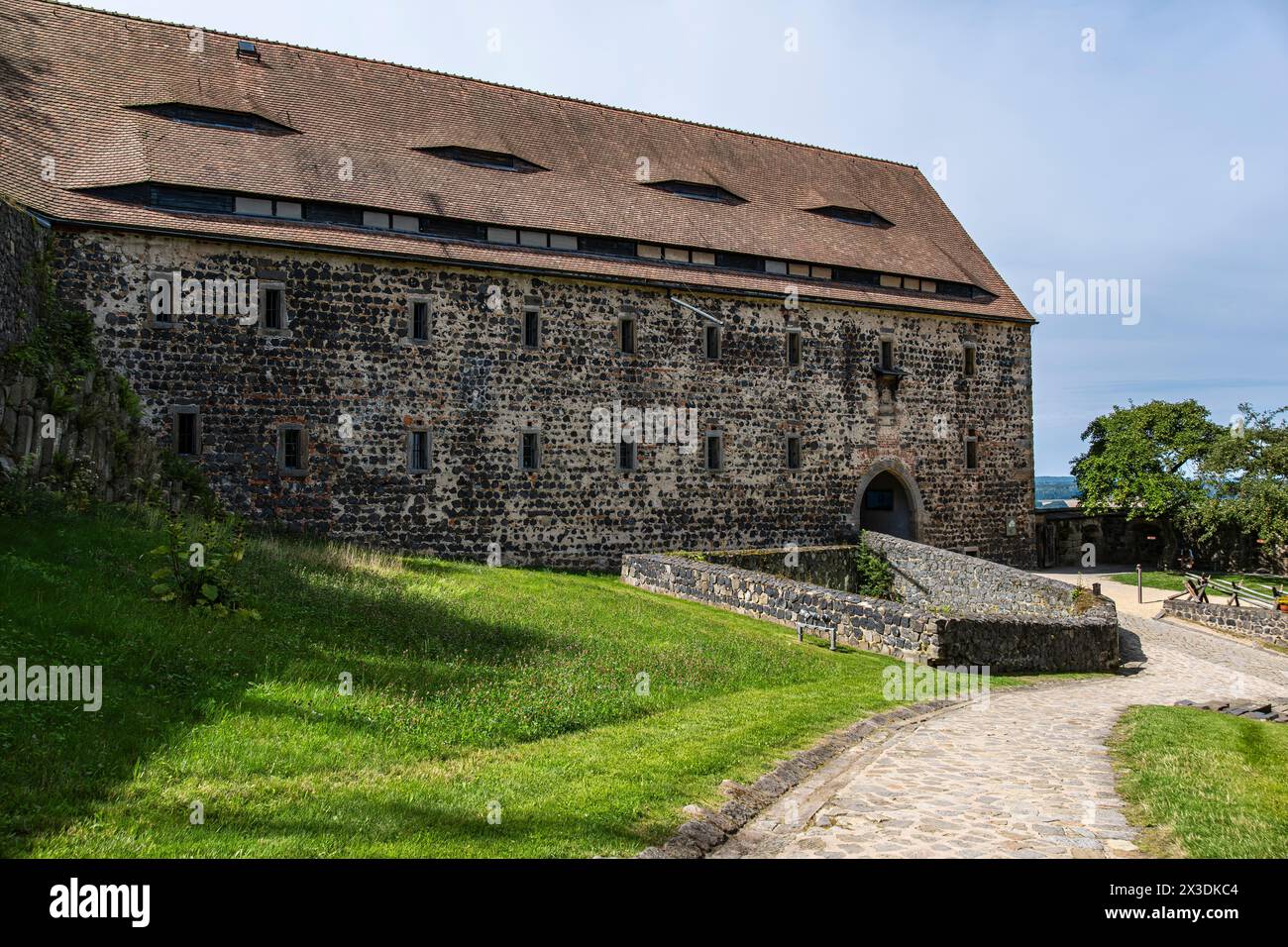 Schloss Stolpen, Teilruine einer mittelalterlichen Hügelburg, später ein Schloss und eine Festung, gegründet auf dem Basaltberg von Stolpen, Sachsen. Stockfoto