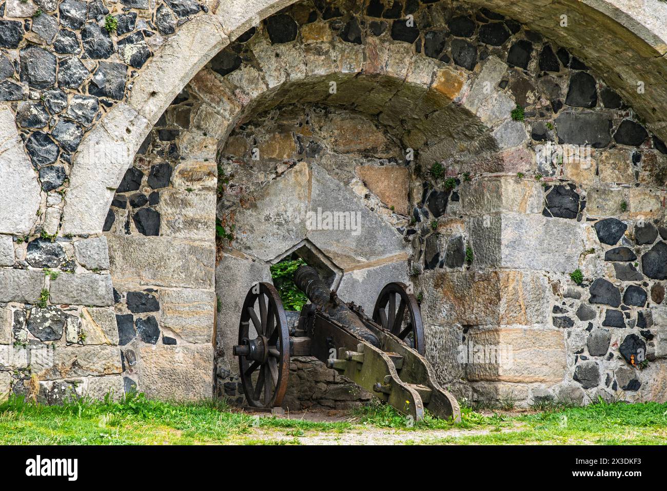 Historische Artillerie an der Festungsmauer der Burg Stolpen auf dem Basaltberg von Stolpen, Sachsen, Deutschland, nur zur redaktionellen Verwendung. Stockfoto