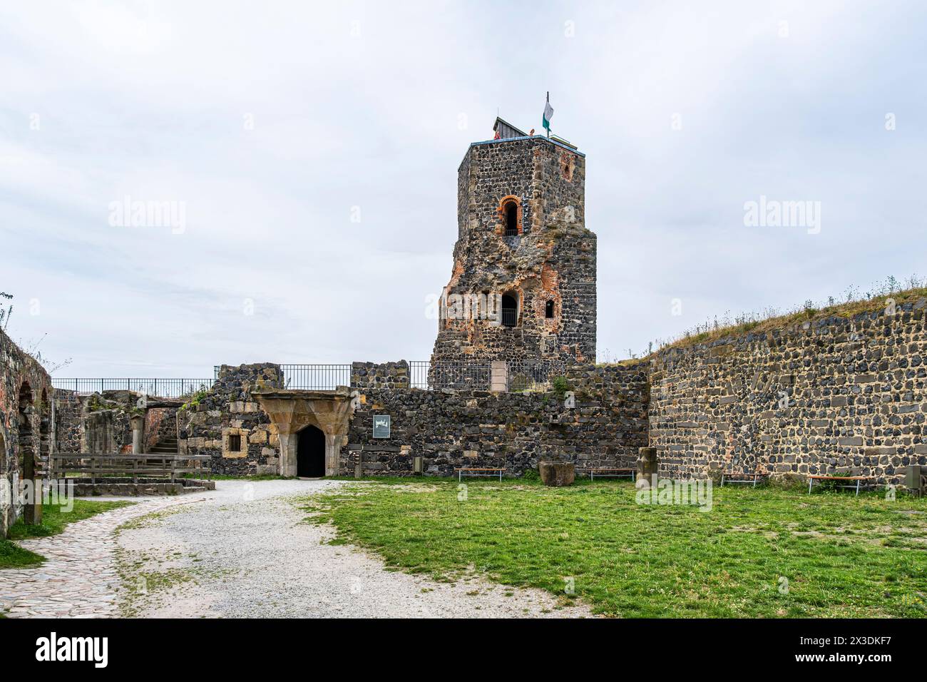 Schloss Stolpen, Teilruine einer mittelalterlichen Hügelburg, später ein Schloss und eine Festung, gegründet auf dem Basaltberg von Stolpen, Sachsen. Stockfoto